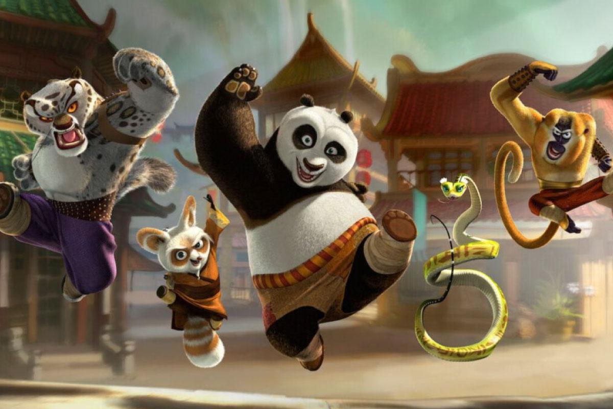 电影《功夫熊猫》中的各种角色在空中跳跃